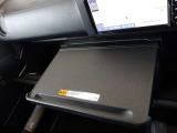 停車時にはA4サイズのノートPCやお弁当などが置ける格納式テーブルを装備!※最大重量は10kgまでとなっております