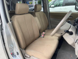 運転席まわりには十分なスペースがあり、大柄な方でもゆったり運転していただける環境です。