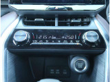 【オートエアコン】1年中快適な室内を提供!車内温度を設定すると、風量を自動で調整してくれます。