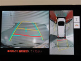 パノラミックビューモニター付きです。車両を上から見たような映像をモニター画面に表示。運転席からの目視では見にくい、車両周辺の状況をリアルタイムでしっかり確認できます。