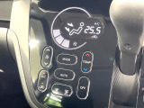【オートエアコン】一度お好みの温度に設定すれば、車内の温度を検知し風量や温度を自動で調整。暑い&hellip;寒い&hellip;と何度もスイッチ操作をする必要はありません。快適な車内空間には必須の機能ですね♪