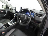 シンプルで使いやすいデザインの運転席です。
