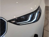 【LEDヘッドライト】先進のLEDテクノロジーを採用。放射される白色光の周波特性は太陽光に近く、バイキセノン・ヘッドライトを上回るコントラストで更に明るく輝きます!