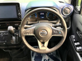 【純正革巻きステアリング】上質な革を使用することで、手にしっかり馴染みとても運転しやすいハンドルです♪