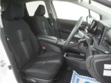 運転席のスペースはゆったりしていて、視界も広く確保されているので普段の運転からロングドライブまで快適です。