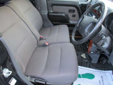 ベンチシートで広々ゆっくり座れます。センターアームレスト付いてますのでラクに運転できます。