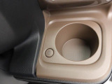 ホットドリンクをちょうどいい温度でキープしてくれる保温機能付きのホッとカップホルダー(前席)。ほっこり快適にドライブをサポート。