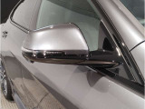 BMWのミラーは車種によって異なりますがレーンチェンジウォーニングが装備されております。詳しくは当店スタッフまでお問い合わせくださいませ。