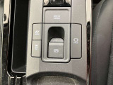 電動パーキングブレーキは、従来のサイドブレーキの代わりに、モーターを使用して指先操作で後輪のブレーキをかける電動の駐停車用装置。シフトのP連動やアクセル発進での自動解除により操作ミスを軽減してくれます
