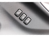 運転席のポジションを2つ、記憶させることができます。ボタンを押すと設定したポジションに電動で移動します。