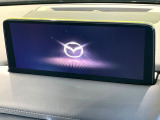 【10.25インチマツダコネクト】車内の雰囲気にマッチした大型ディスプレイ。スマホ接続でのナビ使用やBluetooth再生等、様々な機能が楽しめます。直感的なダイヤル操作が可能で、使い勝手も良好です。