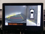 【全周囲モニター】車を上空から見下ろしたような映像をカーナビ画面に映し出し、車庫入れや縦列駐車をサポートしてくれます。