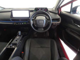 革巻きステアリングで快適な操作性の運転席です。