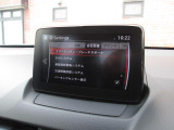こちらのお車には先進安全装備が多数搭載されています。衝突被害を回避あるいは軽減するためのブレーキや、後方死角からの接近警報、車線逸脱を防止する警報装置など、詳しくはスタッフまでお尋ねください。