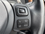 【レーンディパーチャーアラート(LDA)】クルマが車線または走路から逸脱する可能性がある場合に、ブザーまたはハンドルの振動により注意をうながします。機能には限界があるためご注意ください。