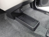 【バックモニター】駐車時に後方がリアルタイム映像で確認できます。大型商業施設や立体駐車場での駐車時や、夜間のバック時に大活躍!運転スキルに関わらず、今や必須となった装備のひとつです!