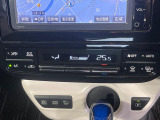 【オートエアコン】一度お好みの温度に設定すれば、車内の温度を検知し風量や温度を自動で調整。暑い&hellip;寒い&hellip;と何度もスイッチ操作をする必要はありません。快適な車内空間には必須の機能ですね♪