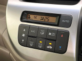 【オートエアコン】一度お好みの温度に設定すれば、車内の温度を検知し風量や温度を自動で調整。暑い&hellip;寒い&hellip;と何度もスイッチ操作をする必要はありません。快適な車内空間には必須の機能ですね♪
