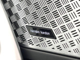 ●harman/kardonサウンドシステム:オーディオ専門メーカーが手掛けるプレミアムスピーカーを装備。多数のスピーカーから、音の粒立ちまで分かる高品質な音楽をお楽しみいただけます。