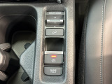 電子パーキングに加えてブレーキホールドシステムを装備しておりますので、信号待ちや踏み切り待ちでもブレーキを踏まずに停止できます!発進する際はアクセルを踏むだけですので渋滞時などはかなり楽ですね!