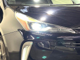 【LEDヘッドライト】悪天候や夜間走行時も良好な視界を確保し安心して運転できる高輝度LEDヘッドライトを装備!点灯速度が早く、消費電力も抑えられています。
