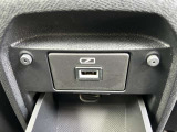 後席用のUSB電源ポートがございます
