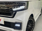 【LEDヘッドライト】悪天候や夜間走行時も良好な視界を確保し安心して運転できる高輝度LEDヘッドライトを装備!点灯速度が早く、消費電力も抑えられています。