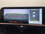 【パノラミックビューモニター】クルマを真上から見下ろした視点で駐車をサポートします!クルマの斜め後ろや真横など、いち早く障害物に気が付くことができます。