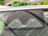 【スマートアシスト】走行中に前方の車両等を認識し、衝突しそうな時は警報とブレーキで衝突回避と被害軽減をアシスト。より安全にドライブをお楽しみいただけます。