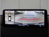 【360&deg;ビュー・モニター】クルマを真上から見たような俯瞰(ふかん)映像や助手席側のサイド映像など、視点を切り替えて表示。さまざまなアングルで視界をサポートします。