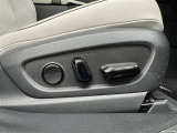 パワーシート搭載。微妙な調整が手軽にでき、最適なポジションで運転することが可能です。