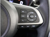 アダプティブクルーズコントロール機能付きです。走行中に先行車の様子を検知しながら、設定した車速の範囲内で先行車との距離のキープを支援します。詳細は販売店スタッフまでおたずねください。