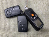 キーを取り出さずにドアを施錠&解錠。クルマの始動も可能です。純正リモコンスターター付