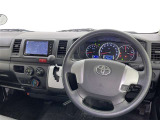 運転席まわりです。 各操作スイッチは使いやすい位置に配置されてます。