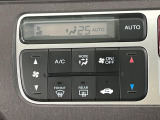 【オートエアコン】一度お好みの温度に設定すれば、車内の温度を検知し風量や温度を自動で調整。暑い&hellip;寒い&hellip;と何度もスイッチ操作をする必要はありません。快適な車内空間には必須の機能ですね♪