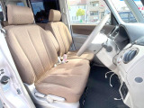 運転席シート廻りは使用感も少なく、良好な状態となっています。前オーナー様が丁寧に使っていたことがよくわかりますね。