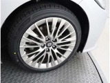 かっこいいホイールですね。 車のイメージを大きく左右するホイール部分はコダワリを持ちたいですね。