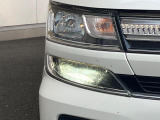 【LEDヘッドライト】悪天候や夜間走行時も良好な視界を確保し安心して運転できる高輝度LEDヘッドライトを装備!点灯速度が早く、消費電力も抑えられています。