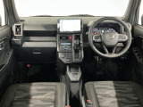 【インパネ】運転のしやすさを最優先に設計された見晴らしの良いフロントビュー。車両間隔が掴みやすく狭い道でも安心♪「安全」と「品質」を最優先に、安心してお乗りいただけるクルマを提供いたします。
