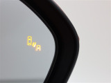 隣車線を走る車両をレーダーで検知し、ドアミラーでは確認しにくい後側方エリアに存在する車両に加え、急接近してくる車両も検知します。車両を検知するとドアミラーに搭載されたLEDインジケーターが点灯します。