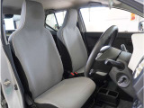 【清潔感のある運転席&助手席】隅々までクリーニングの行き届いた運転席&助手席。目立ったシミや汚れ等もございません。快適なドライブをどうぞ。