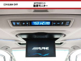 【後席モニター】 折りたたんで収納できるので使用しないときには邪魔になりません。長時間のドライブには是非音楽や映画を楽しんでください。(RXH12X-L)