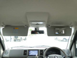 運転席にサンバイザー裏にはバニティミラーが備わっていますので、車の外に出る前にパパッと身だしなみをチェックすることができて便利ですよ♪