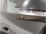 【デザインとの融合】BMWデザイナーが創り出したボディデザインを損なう事のない様に配置とデザインに拘っています。ドアノブについてもBMWの拘りに妥協はありません。