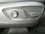 運転席のシート調整を電動で調整できます。無段階調整なので、どなたにもピッタリの調整が可能です。