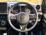 インテリアに合わせたデザインのステアリングは、運転される方のことも考え、運転しやすい形状、大きさです。是非一度、実際に触ってお確かめください。