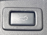 【パワーバックドア】スマートキーや運転席のボタンを押すだけでリアゲートが自動で開閉します!荷物を持っている時や、高い位置にあるバックドアを閉める際に便利な機能です♪