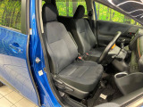運転席まわりには十分なスペースがあり、大柄な方でもゆったり運転していただける環境です。