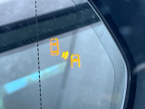 【ブラインドスポットモニター】走行中、ドアミラーの死角になりやすい箇所に後続車が接近するとサイドミラーのレンズに警告を表示!ドライバーに注意喚起をしてくれます。