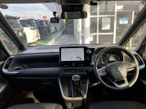 【運転席・インパネまわり】ハンドル・シート・フロアーなど隅々までプロによるクリーニング済み☆彡キレイな車内でドライブが一層快適にお楽しみいただけます!!
